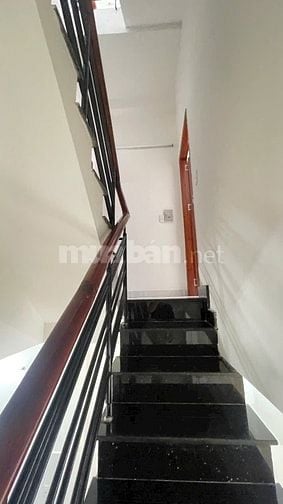 Cho thuê nhà 2 lau 4wc 4pn phú thọ hoà 11 triệu 