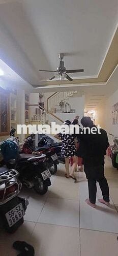 NHÀ MỚI SƠN SỬA ĐỐI DIỆN ĐH VĂN LANG. 1T2L 5PN, VỆ SINH RIÊNG BIỆT