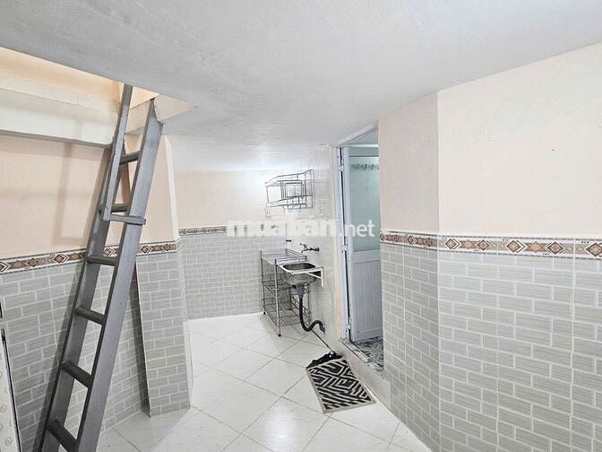 Phòng  thang máy - Gác bê tông đúc ,2WC - Gần vòng xoay Lê Đại Hành