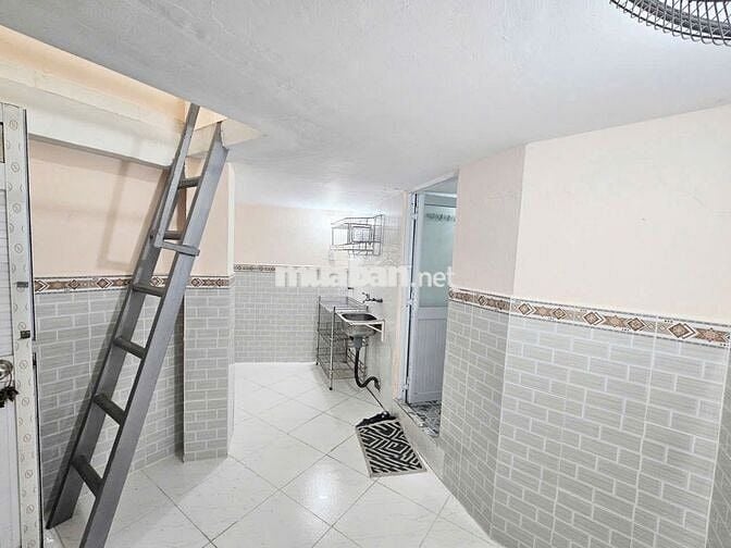 Phòng  thang máy - Gác bê tông đúc ,2WC - Gần vòng xoay Lê Đại Hành