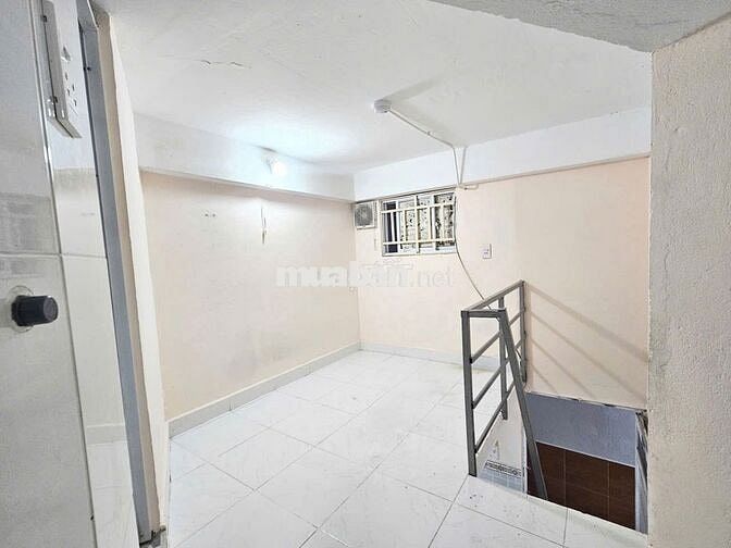 Phòng  thang máy - Gác bê tông đúc ,2WC - Gần vòng xoay Lê Đại Hành
