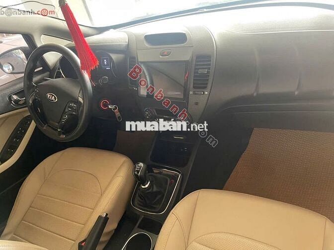 Kia Cerato màu đen