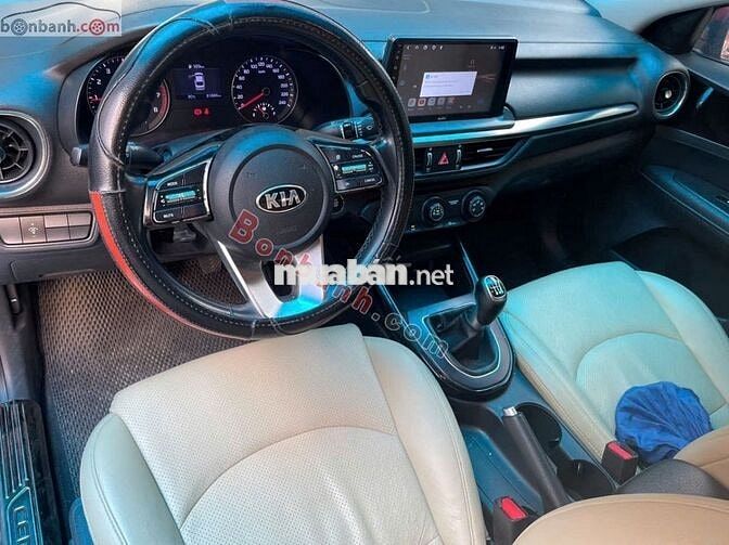 Kia Cerato màu đỏ