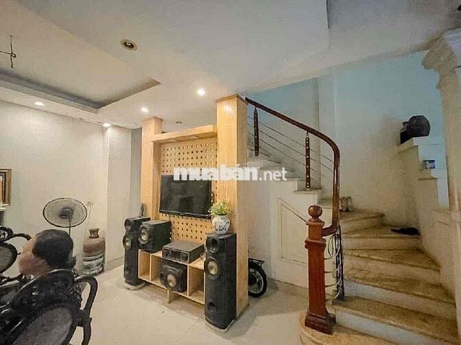 Bán nhà đẹp Vương Thừa Vũ, DT: 40m², phân lô quân đội, ô tô đỗ cửa