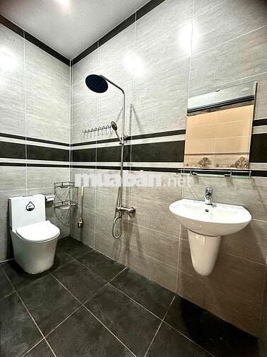 GẦN CHỢ ĐẦU MỐI NHÀ HẺM TẢI 2 LẦU 4PN 3WC FULL NỘI THẤT MỚI SẠCH