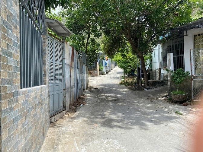 Bán gấp lô đất gần biển-DT100m2(5x20m)-vĩnh hoà-Nha Trang-chỉ 1ty510  