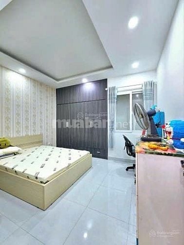 Nhà ngang 4,2m rộng đường Nguyễn Văn Đậu, Bình Thạnh. Gầmn mầm non 5