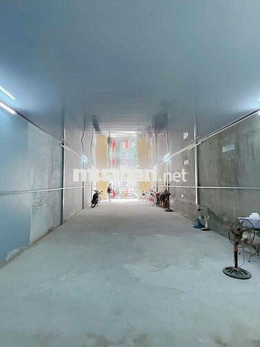 Cho thuê kho trống suốt 100m2 gần Phố Ẩm Thực Hồ Bún Xáng