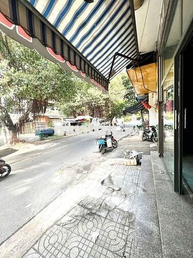 Cho thuê mặt bằng kinh doanh mặt tiền,có chổ ở , tolet riêng