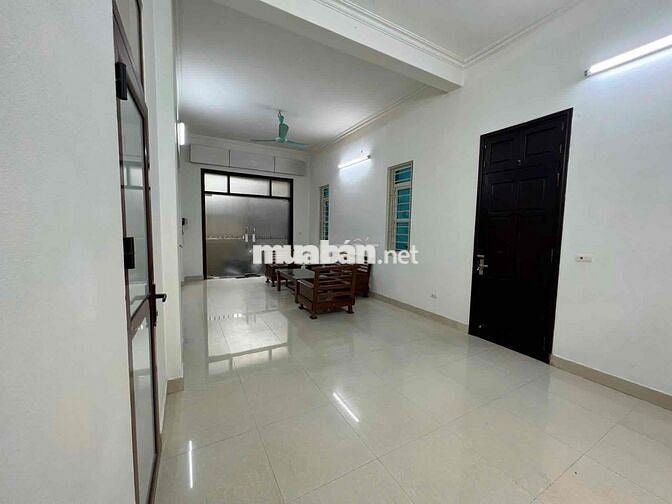 Cho thuê tầng 1 mặt phố Phú Viên, phù hợp làm VP, kho, spa, KD, ở