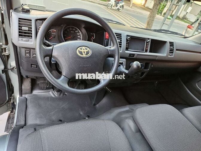 Toyota Hiace 2011 máy xăng - chạy 46.000 km