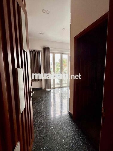 Nhà 3 lầu + Sân Thượng ! SHR Hoàn Công ! Hướng Đông ! Đường nhựa 10m