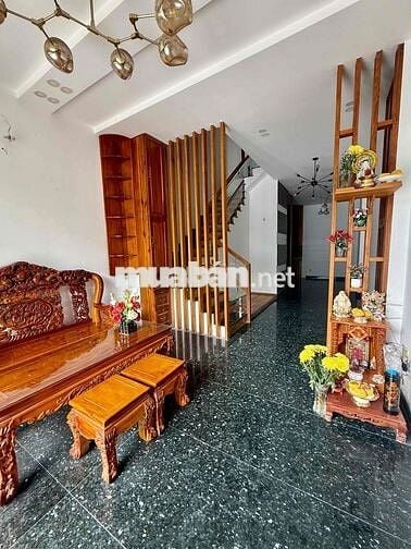 Nhà 3 lầu + Sân Thượng ! SHR Hoàn Công ! Hướng Đông ! Đường nhựa 10m