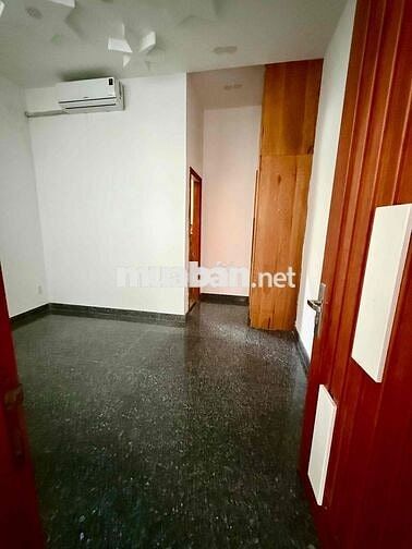 Nhà 3 lầu + Sân Thượng ! SHR Hoàn Công ! Hướng Đông ! Đường nhựa 10m