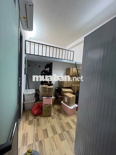 Nhà trọ mới xây xong, có gác, có giường tầng, cửa sổ bự, ban công