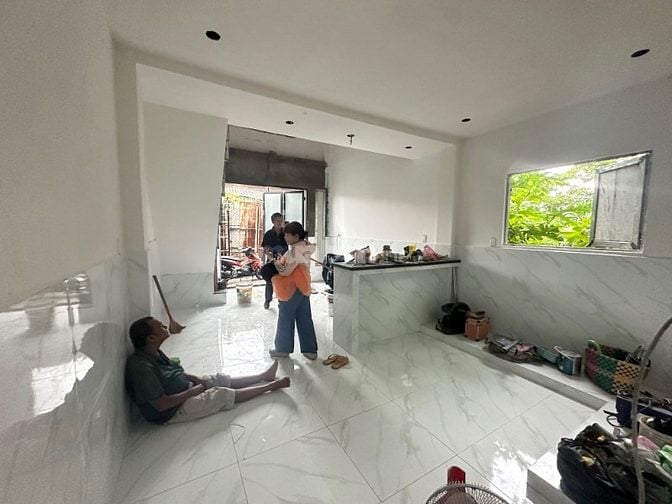 BÁN GẤP NHÀ MỚI 1 TRỆT 1 LẦU 4x12,3PN + SÂN TRƯỚC RỘNG 4x3M HXH
