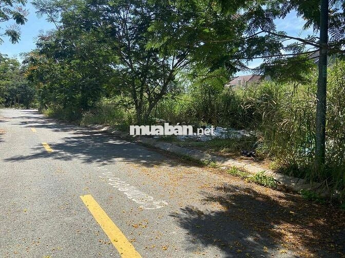 Bán lô đất 100 m2 tại KDC Long Hậu, sổ sắn, giá chỉ 2.tỷ180 tr