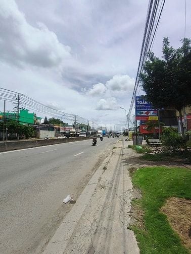 🌹 Nhà mặt tiền QL1A, TT Bến Lức, 10x90m, sổ hồng riêng, giá cực rẻ