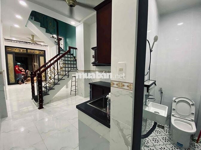 Cho thuê nhà mới xây 2 lầu, 4PN, ngay Coopmart Quang Trung