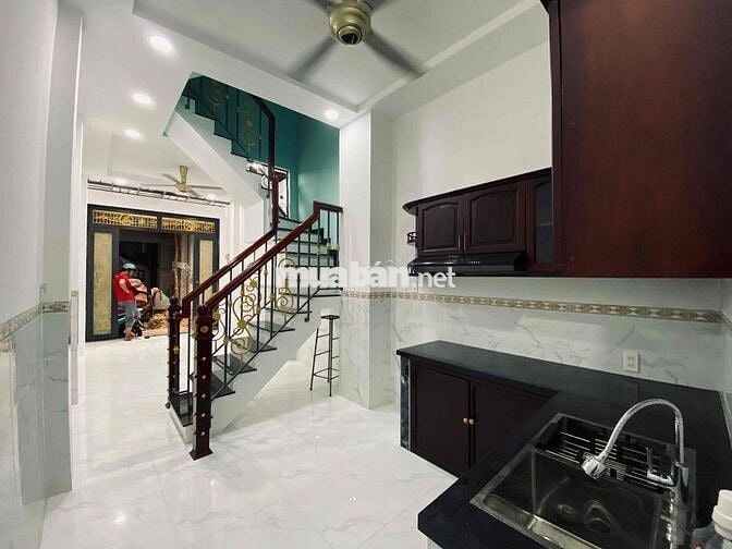 Cho thuê nhà mới xây 2 lầu, 4PN, ngay Coopmart Quang Trung