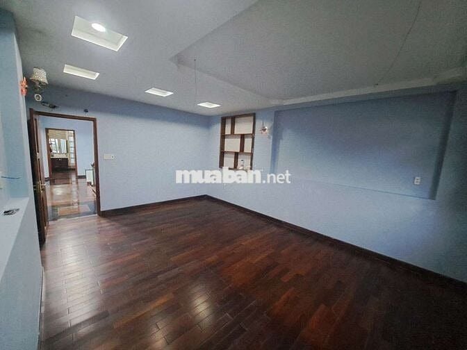 Nhà mặt tiền 30m, dt 100m2 cho 4 lầu, 1 trệt, 1 hầm gửi xe ô tô