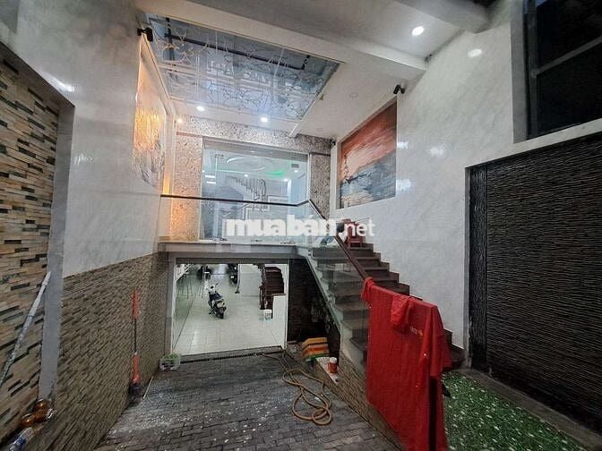 Nhà mặt tiền 30m, dt 100m2 cho 4 lầu, 1 trệt, 1 hầm gửi xe ô tô