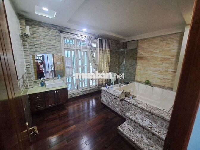 Nhà mặt tiền 30m, dt 100m2 cho 4 lầu, 1 trệt, 1 hầm gửi xe ô tô