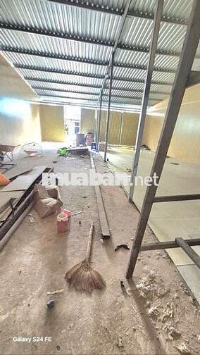 KHO XƯỞNG NỀN GẠCH MEN TRẦN LA PHÔNG GIÁ CHỈ 10 TRIEU