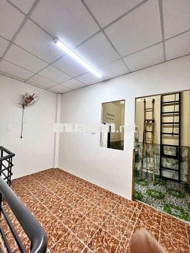 BÁN GẤP NHÀ CHỈ NHỈNH 4 TY NGAY TÂY LÂN