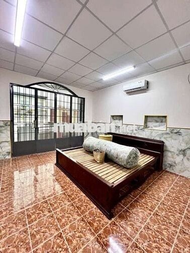 BÁN GẤP NHÀ CHỈ NHỈNH 4 TY NGAY TÂY LÂN