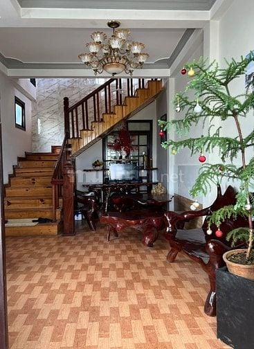 Nhà chính chủ cần bán gấp , ngang 10m đang cho thuê có thu nhập.