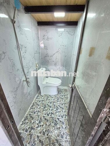 Gác siêu rộng ở được 3-4 bạn, mặt tiền đường ngay Chợ Lớn, Quận 6