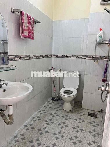 nhà thuê hồ Ngọc lãm bình trị đông b bình Tân DT92m giá 13tr