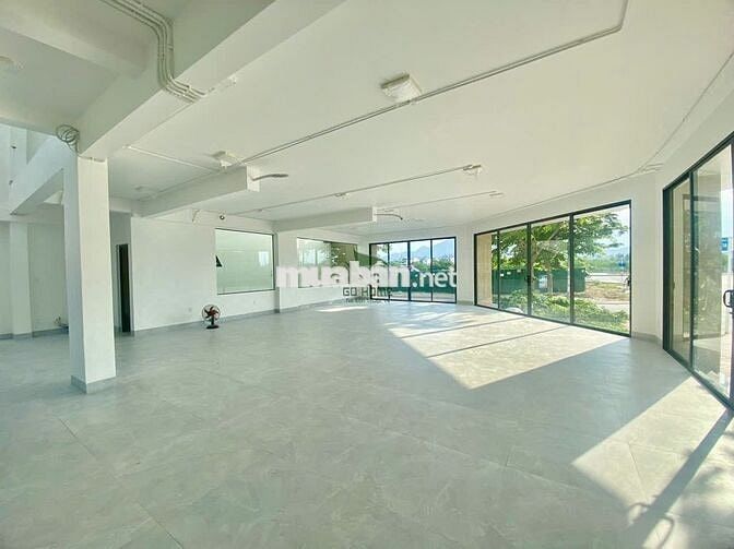 Cho thuê nhà nguyên căn lô góc, 200m² đất, 1100m² sàn, Phước Hải