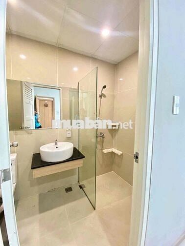 CHO THUÊ CHDV BAN CÔNG FULL NỘI THẤT NẰM SÁT QUẬN 1