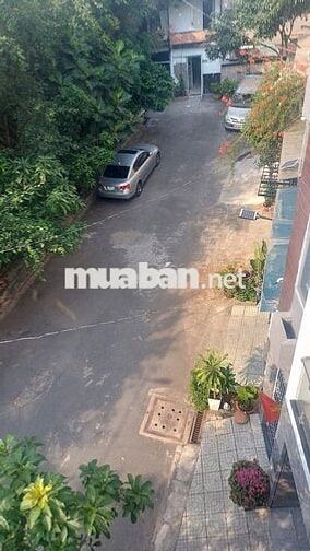 Nhà đường nhựa 9m. Cách siêu thị Giga mall chỉ 500m