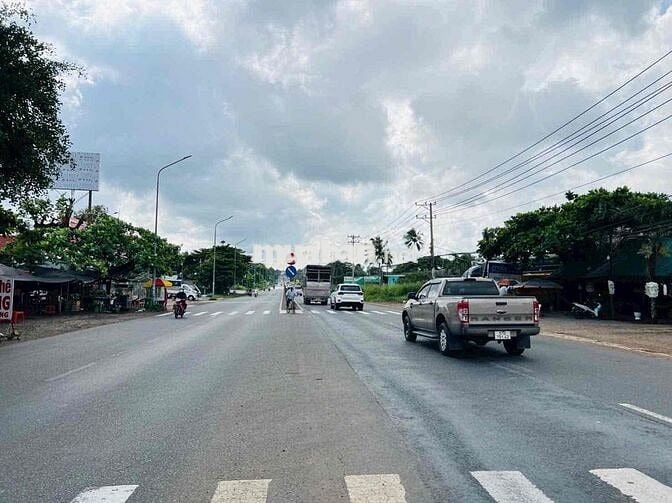 cần bán gấp 5000m2 góc 2 mặt tiền qlo 1a hưng lộc