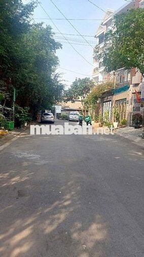 Nhà đường nhựa 9m. Cách siêu thị Giga mall chỉ 500m