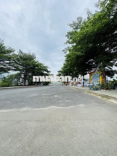 Nhà đường nhựa 9m. Cách siêu thị Giga mall chỉ 500m