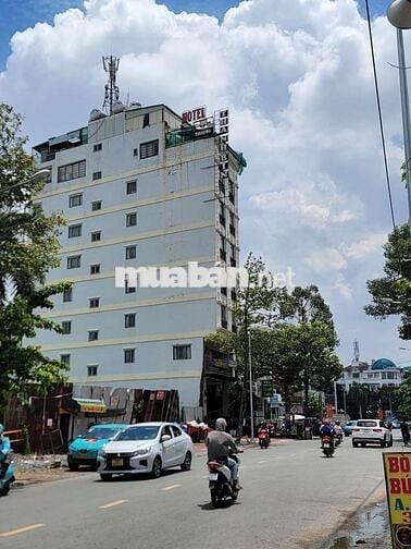 Cho thuê nguyên tầng thượng có thang máy, lối đi riêng