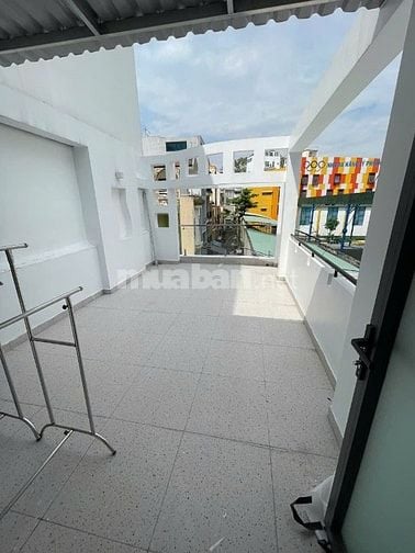 Cho thuê nhà mới H4m An Dương Vương,P8,Q5. 4 dài 18m, 2 Lầu .Giá 22 Tr