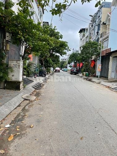 MT ,ĐƯỜNG NHỰA 12M2, KDC HOÀN CẦU . Dt- 5 x 14  trệt 2 lầu sân thượng 