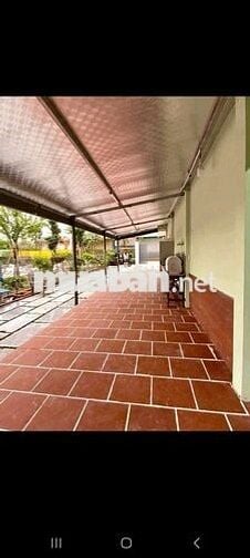 Cho thuê nhà tx 52 dt 400m có nhà 2p ngủ giá 10tr