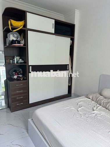 Nhà như mới,dt 4*16m,1lung,5pn,5wc, 3lau,sân thượng,hẽm đậu oto