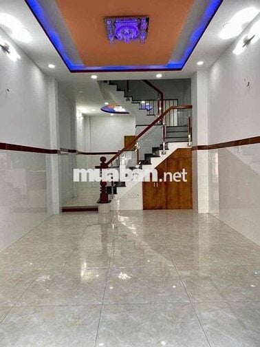 nhà trệt 2 lầu sân thượng, có 4 phòng ngủ 3wc