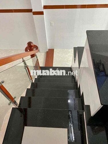 nhà trệt 2 lầu sân thượng, có 4 phòng ngủ 3wc