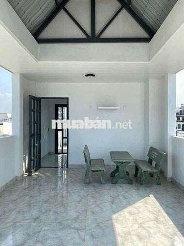 nhà trệt 2 lầu sân thượng, có 4 phòng ngủ 3wc