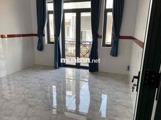 nhà trệt 2 lầu sân thượng, có 4 phòng ngủ 3wc