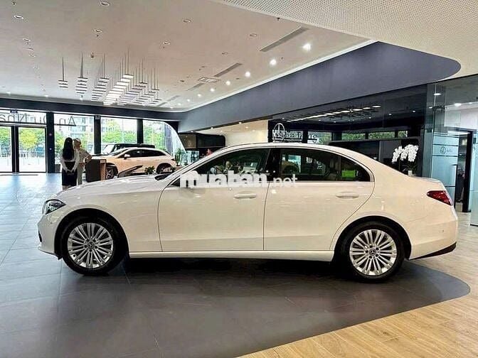 Mercedes-Benz C200 2025