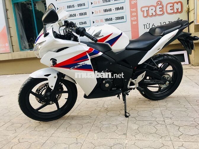 HONDA CBR 150 TRẮNG ĐỎ  ĐI ÍT GIỮ GÌN CÒN ZIN ĐÉT